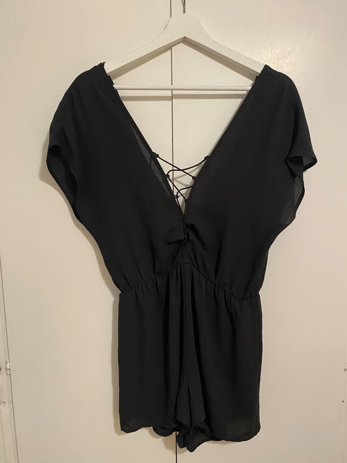 Svart omlott jumpsuit med snörning