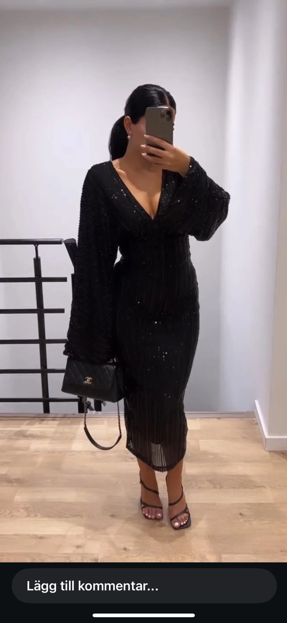 Svart glittrig långklänning med öppen rygg