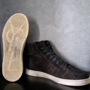 Saint Laurent Joe skor - Säljer nu dessa Saint Laurent skor! Storlek 41 men passar mer som 42/43. Skick: 7/10 finns lite defekter. Inget og tillkommer. Nypris= 7700kr. Mitt pris= 2500kr! Skriv innan du köper!