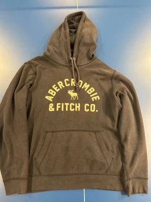 Abercrombie & Fitch hoodie - Smått eftertraktad hoodie från Abercrombie & Fitch. Storleken är Medium och färgen är mörkblå. Skick 7/10 hoodien är såklart sparsamt använd, men små defekter kan synas/förekomma. Kom dm för fler frågor osv!