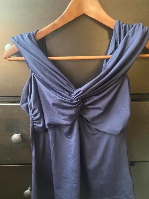 Topp - En helt oanvänd mörk blå topp som man kan vika ner mot axlarna har bara provat den men inte använt den för råka köpa fel storlek