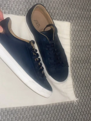 Mörkblå sneakers från Zara - Skorna är i nästan nyskick med några mycket små hål på bägge sidor. Priset är ej hugget i sten. Är även öppen för byten. 