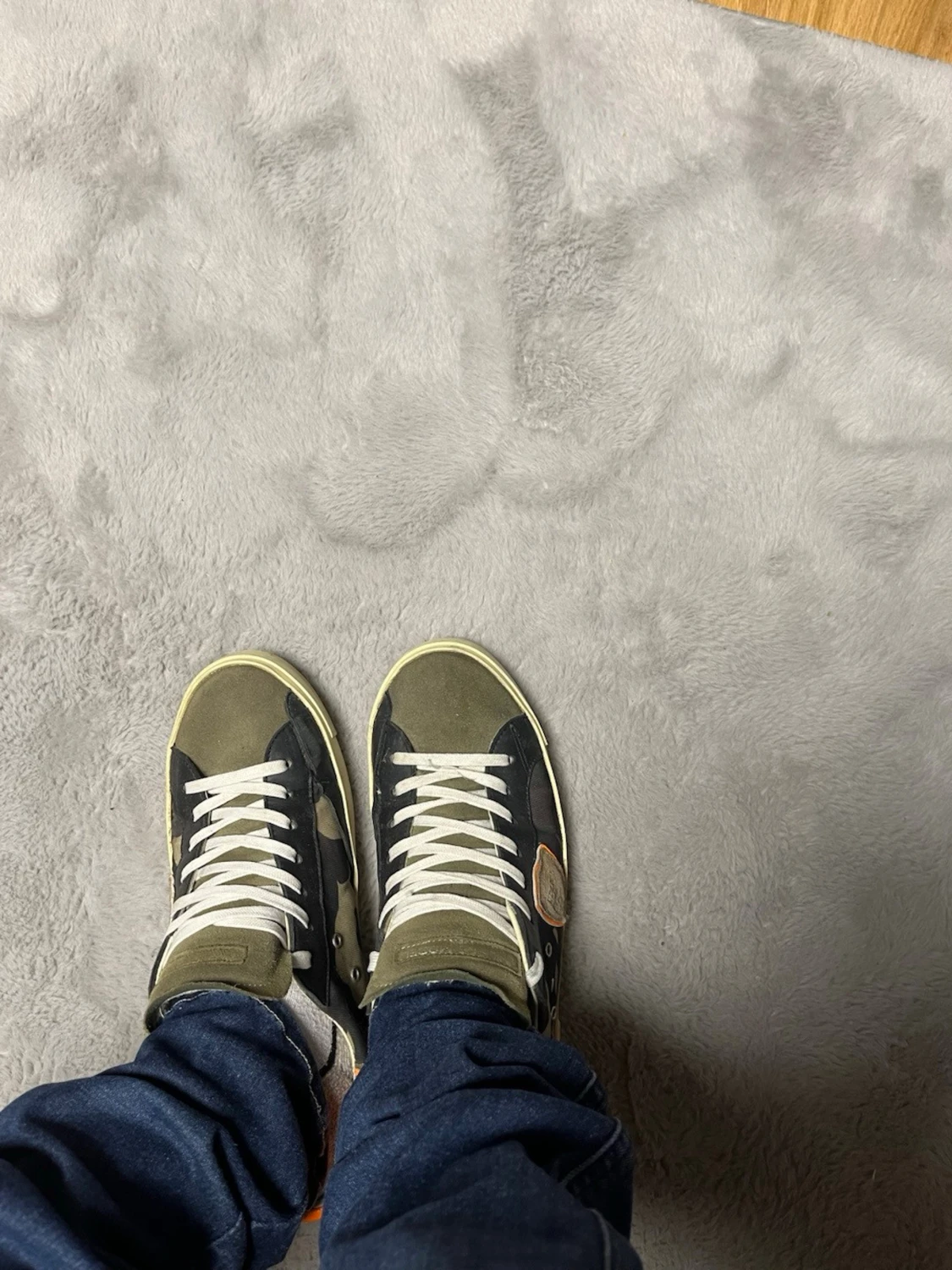 Camouflage sneakers med orange detalj