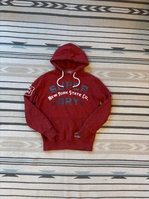 Röd hoodie från superdry - Snygg hoodie från superdry, använd men utan defekter.