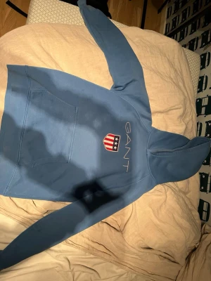 Väldigt stilren gant tröja  - Väldigt snygg tröja som är är i väldigt bra skicka.     Vid funderingar är det bara att skriv mvh Folke 