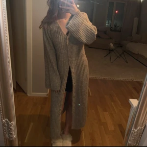 Lång cardigan/klänning - Säljer denna slutsålda jättefina från Na-kd. Står xs på etiketten men står M på tvättrådet & skulle nog säga att den är en storlek M isåfall då den var alldeles för stor för mig 🌸Nypris 799:-