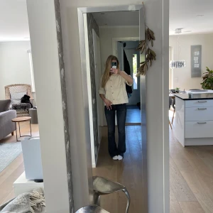 benvit jeans jacka - Superfin jeansjacka i storlek S från NORR. Perfekt nu i vår och inför sommaren! Fin både uppknäppt men även stängd🩷