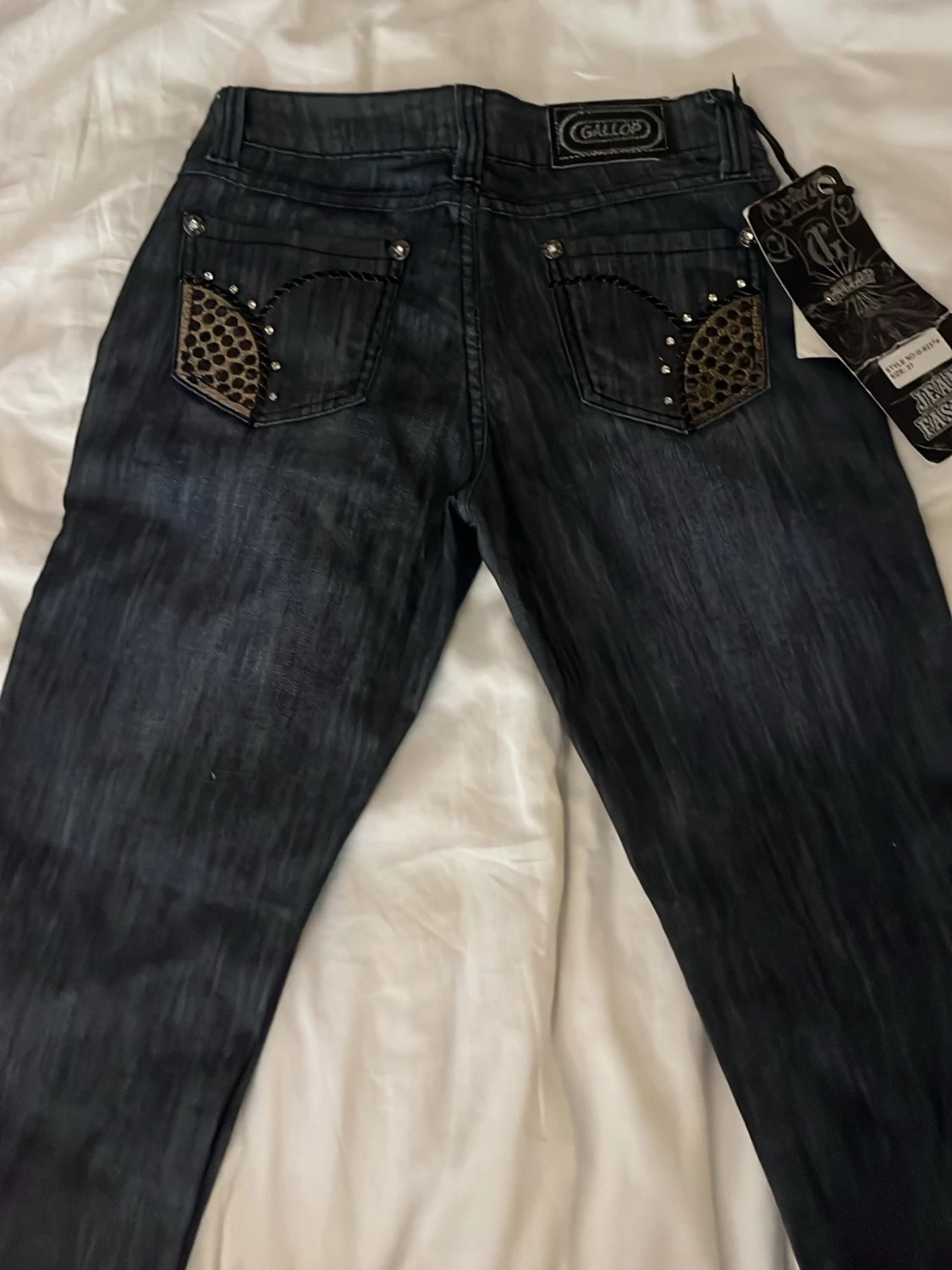 Lågmidjade bootcut jeans med detaljer på båda fickorna 