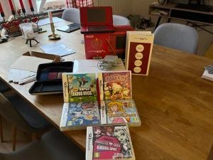 Nintendo Ds red xl - 🎮 Nintendo DS XL – Super Mario 25th Anniversary Edition (Röd) 🎮  Säljer ett rött Nintendo DS XL – Super Mario Edition i mycket fint och fullt fungerande skick. Konsolen är 100 % funktionell utan några problem.  ✔️ Komplett paket ✔️ Original laddare ingår ✔️ Penna medföljer ✔️ Flera spel ingår (se bilder för exakt innehåll)  En perfekt konsol för samlare, nostalgiker eller barn som vill börja spela klassiska Nintendo-spel.  📩 Hör gärna av dig om du har några frågor eller vill ha fler bilder!  MVH Nhi
