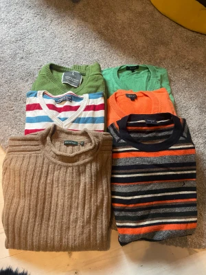 6 st Stickade tröjor - 6 st schysta tröjor, säljer dessa i och med att dom inte används och behöver lite kärlek, gant, boomerang, Springfield, pris är inte sprickat så kom gärna med förslag.
