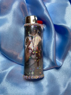 BASSVICTIM - BASSPUNK 1&2 - lighter - ⭐️1st Refillable BIC MAXI LIGHTER med wrap & rhinestones ⭐️ ✨OBS: under lighter drop 13/12 kommer endast de lighters som har foto och eller sticker med sig i bilden inkludera det, de lighters som ej har något mer i bilden kommer utan något extra!✨🤍 FREEBIES (godis & random stickers) ingår alltid i alla paket 🤍