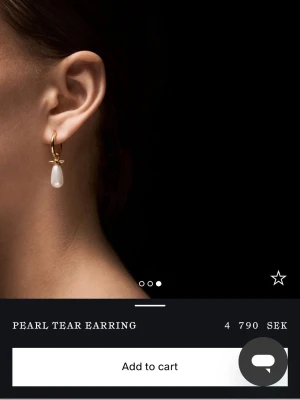 Pearl tear earring - Från Maria Nilsdotter i nyskick. Nypris 4 790kr säljer i par och dom är i nyskick!❤️