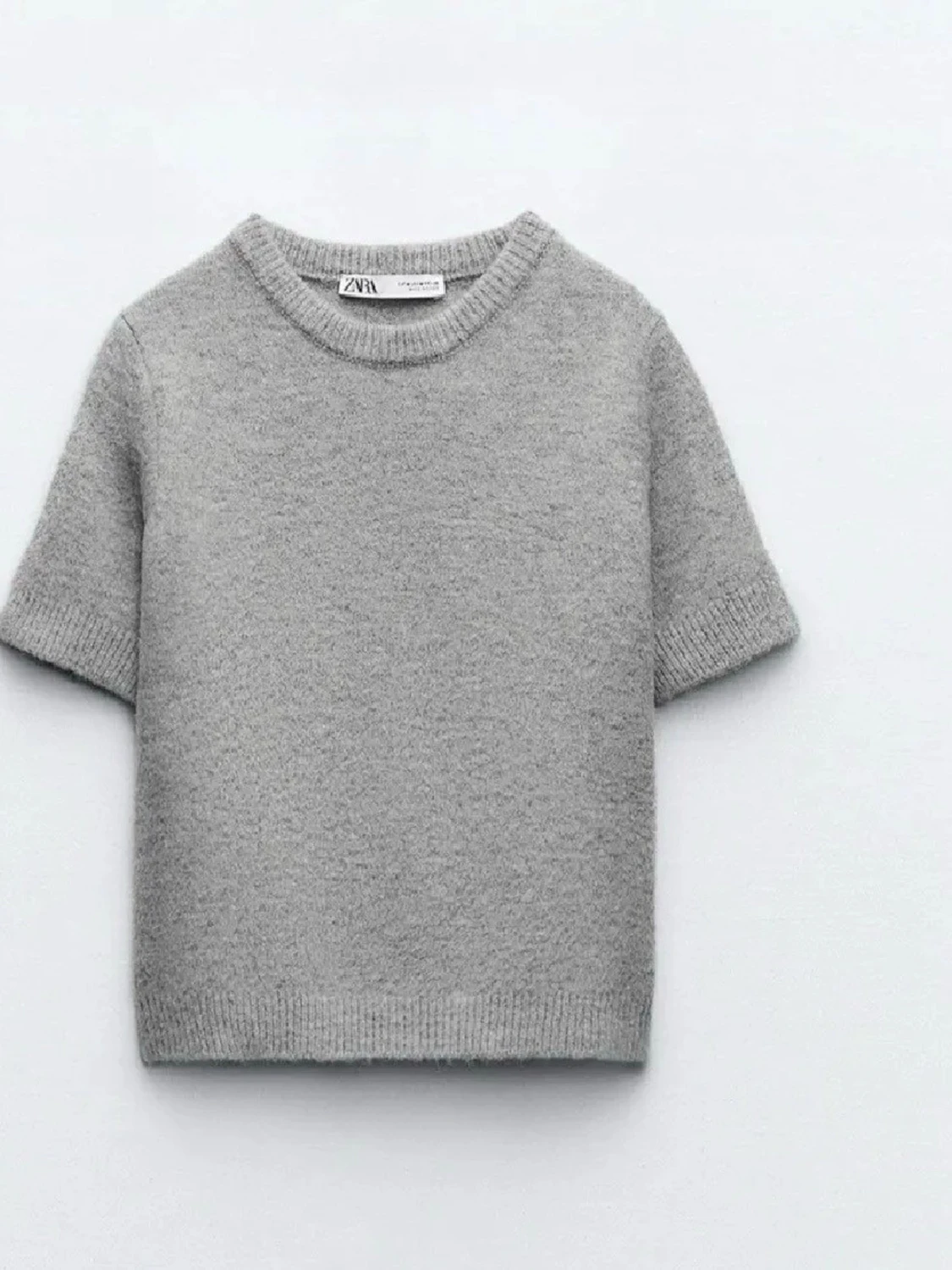 Kortärmad ljusgrå stickad tröja