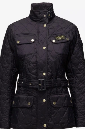 Svart quiltad jacka från Barbour - Quiltad svart jacka från Barbour med bälte i midjan, hög krage och guldfärgade detaljer. Jackan har fyra fickor framtill, tryckknappar och dragkedja. Klassisk Barbour-logga på bröstet och snygg figurnära passform. Perfekt för dig som vill ha en stilren och tidlös look. Skickar mina bilder på chatten vid förfrågan. 