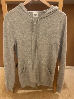 John Henric zip cashmere - 100% cashmere/kashmir zip från John Henric. Storlek XS i mycket mycket bra skick. Hör av er för frågor!