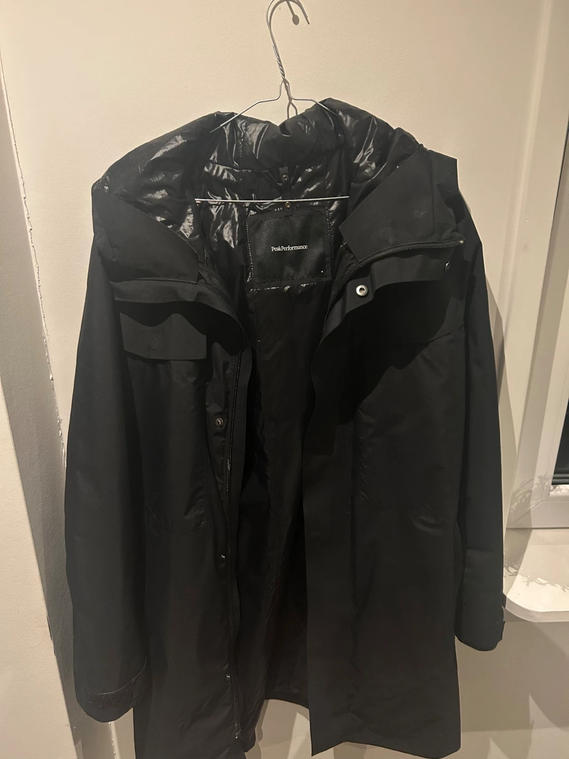 Svart lång kappa av Peak Performance