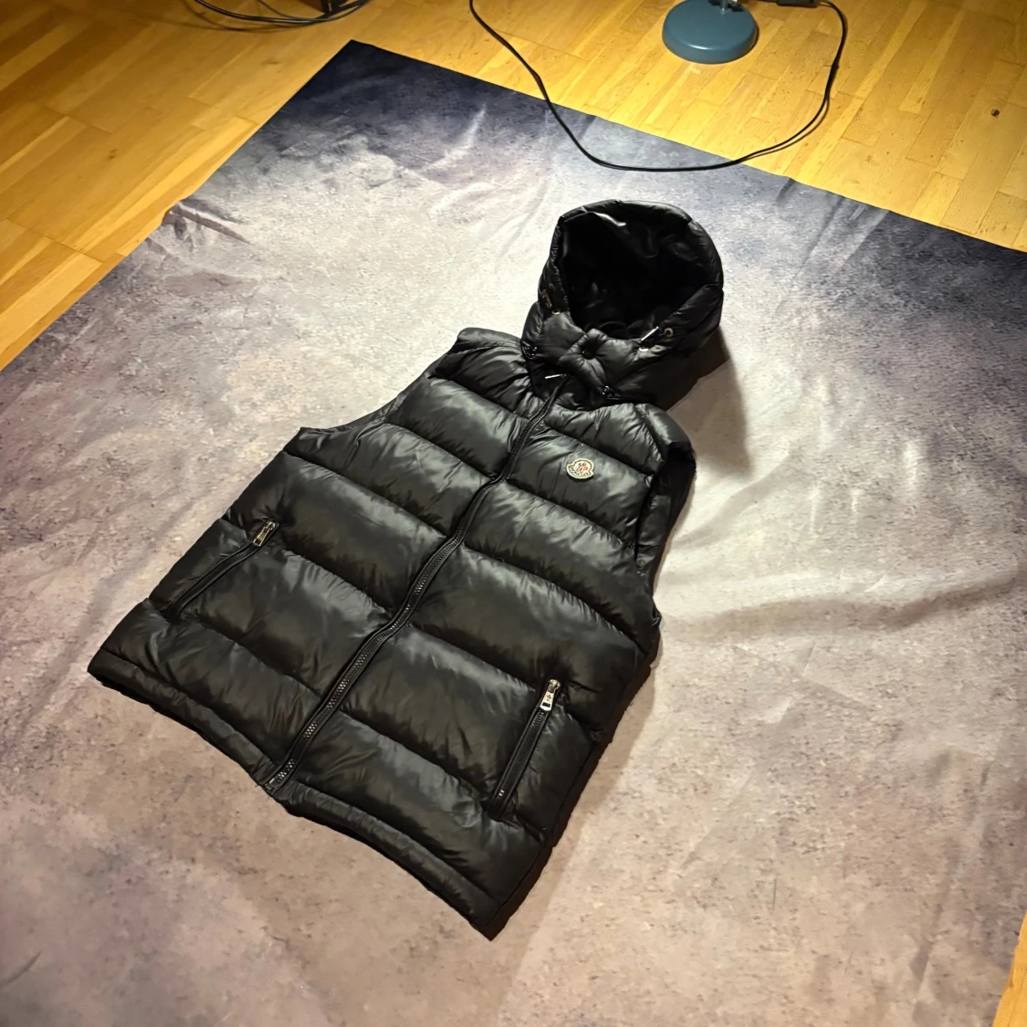 Svart dunväst från Moncler med huva - 1