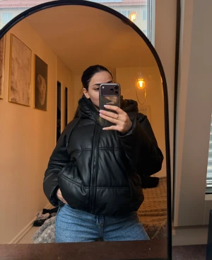 Svart pufferjacka från Zara XS - Säljer en svart pufferjacka från Zara i storlek 34. I nyskick utan prislapp