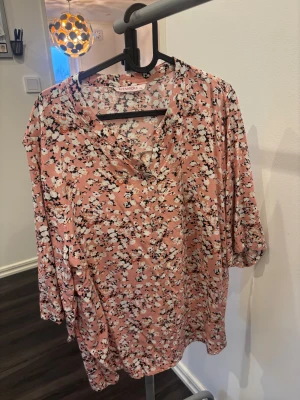 2 st blommiga blus - Jätte sommrigt material! Söta och blommiga blus.