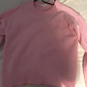 Ljusrosa stickad tröja Gina Tricot - Rosa stickad tröja från Gina Young knappt använd. Jätte bra skick💕