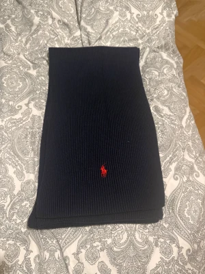 Mörkblå och Grå halsduk - Mörkblå halsduk från Ralph Lauren (449kr) , perfekt nu i vintertider och till jul. Och en grå/svart halsduk (129kr) som också är extremt varm och skön.