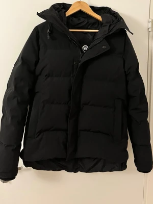 Svart jacka med Logga på armen - Säljer en svart CG jacka, använd fåtal gånger och varit väldigt försiktig med den. Den är av högkvalitativt material och håller värmen bra. Priset kan diskuteras vid snabb affär. Jackan är M men passar bra Både M och S dö jag själv burit den med storlek S.