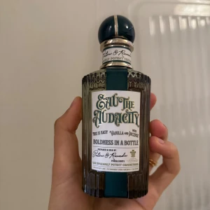 Penhaligon’s Eau The Audacity  - Säljer en 100 ml penhaligon’s parfym som är helt oanvänd tester. Den har förvarats i mörker och luktar jätte gott. En rökig vanilj doft som passar perfekt till både kvinnor och män och perfekt till vinter och hösten. Hör a dig vid intresse 