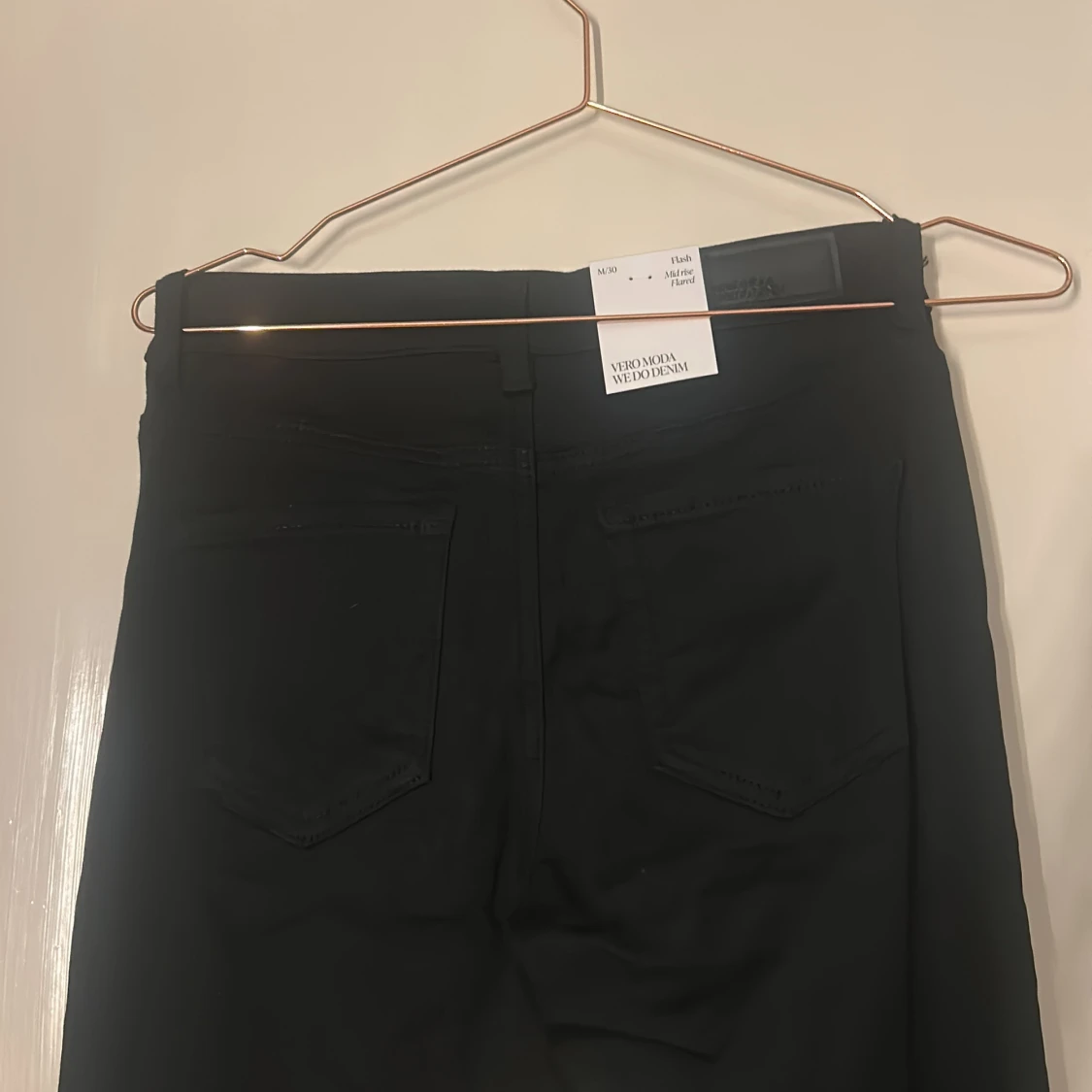 Svarta flared jeans från Vero Moda - 1