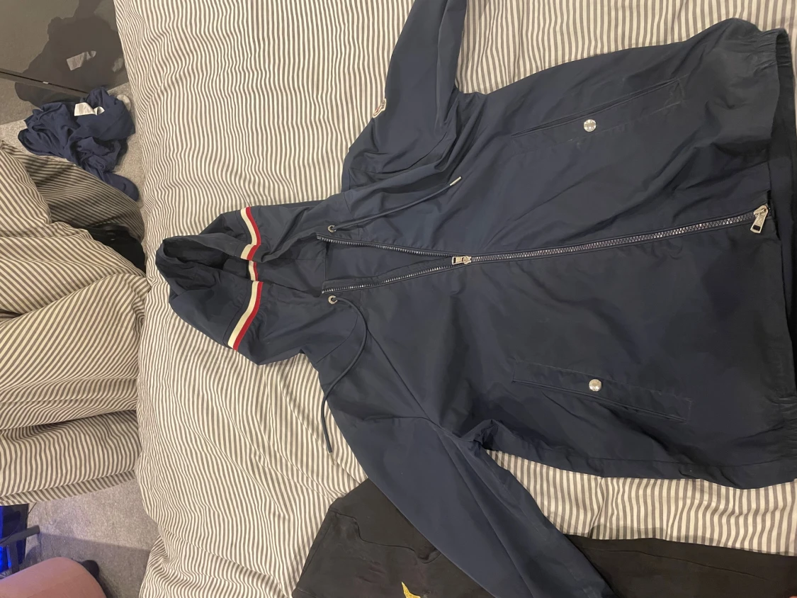 Mörkblå vindjacka från Moncler