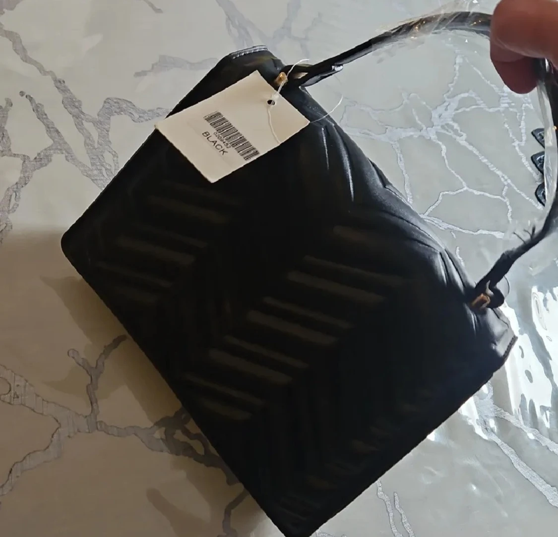 Svart quiltad handväska med mönster - 1