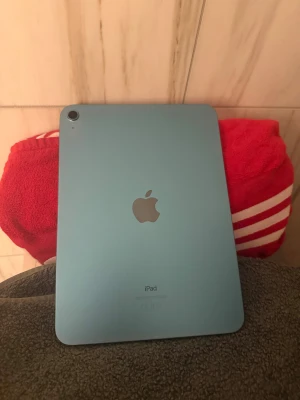 Apple iPad 2022 - Hej säljer en Apple ipad 2022 10,9 Mycket fint skick  Knappt använd Köpt 2023 Perfekt som julklapp