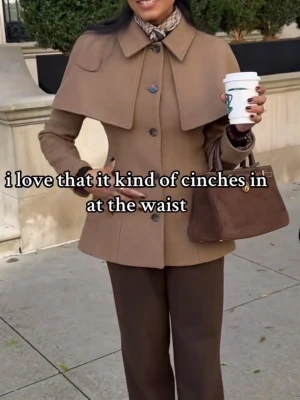 Kamel färgad ulljacka med cape-detalj - Aldrig använd!!! Säljer pga orkar inte skicka tillbaka och betala tull etc. Säljs med prislapp på!