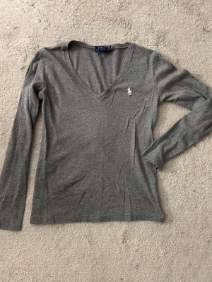 V-ringad Ralph lauren xs - Säljer denna grå långärmade i väldigt bra skick!