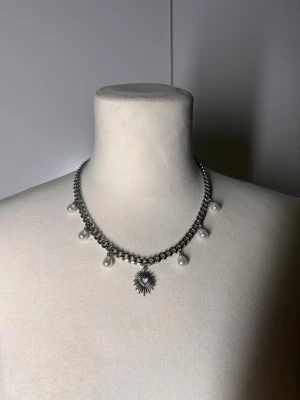Halsband med pärlor och hjärta silver  - Handgjort kedjehalsband med pärlor. Kedjan är 7mm bred och 45cm lång. Allt i rostfritt stål förutom pärlorna. Fast pris satt efter materialkostnader och tillverkning. Köp gärna via köp nu, snabb leverans.    