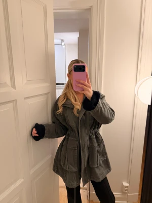 Grön jeansjacka  - Säljer en grön jeansjacka från Zara. Jackan har band i i midjan, stora fickor framtill och dragkedja. Perfekt för dig som gillar en lite loose och chill stil. 