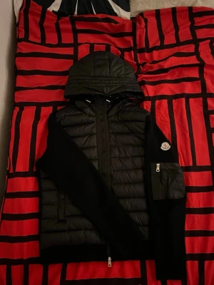 Moncler Cardigan - Säljer en jättefin moncler cardigan, använd bara förra hösten. Den har inga skador eller defekter och i bösta skick. NFC Fungerar och det går även att skanna QR-koden på insidan, lägre pris vid snabb affär.