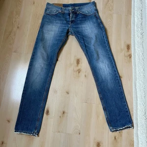Dondup jeans W32 - Snygga dondup jeans. Köpta på Plick, men säljer för att de inte passade mig, lagade vid knappen.