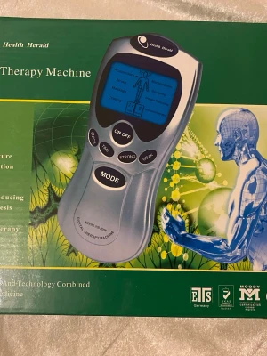 Digital Therapy Machine  - Digital Therapy Machine från Health Herald, modell HS-2008. Multifunktionell apparat för massage, akupunktur, manipulation, cupping och viktminskning. Levereras komplett med elektroder, kablar och manual. Produkten är i nyskick och levereras i originalförpackning.