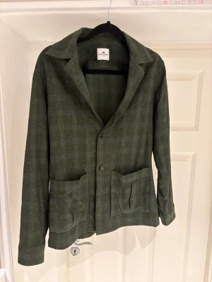 John Henric overshirt - En grön rutig overshirt i fint skick. Säljer pga den blivit för liten. Bör sitta bra om man är 170-180. Skriv vid minsta lilla intresse.
