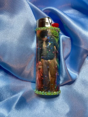 SMOKEDOPE2016 - THE COMEUP - lighter - ⭐️1st Refillable BIC MAXI LIGHTER med wrap & rhinestones ⭐️ ✨OBS: under lighter drop 13/12 kommer endast de lighters som har foto och eller sticker med sig i bilden inkludera det, de lighters som ej har något mer i bilden kommer utan något extra!✨🤍 FREEBIES (godis & random stickers) ingår alltid i alla paket 🤍