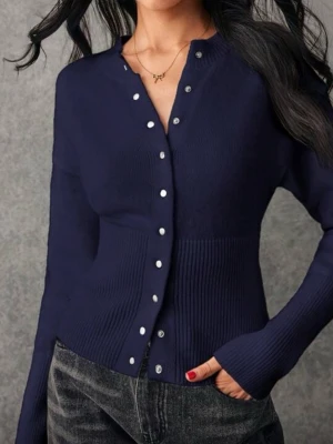 Marinblå ribbad kofta med knappar - Snygg marinblå kofta med ribbad struktur och silvriga knappar framtill. Modellen är croppad och har långärmade ärmar. Perfekt för dig som gillar en stilren look med lite edge.