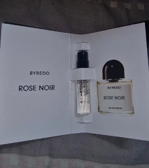 Byredo Rose Noir Eau de Parfum - Upptäck Byredo Rose Noir i smidig 1,5 ml storlek. Perfekt för dig som vill testa något nytt och exklusivt. Tillverkad i Frankrike. Ingredienser: alkohol, parfym, aqua, butylphenyl methylpropional, ethylhexyl methoxycinnamate, limonene, citronellol, geraniol m.fl.