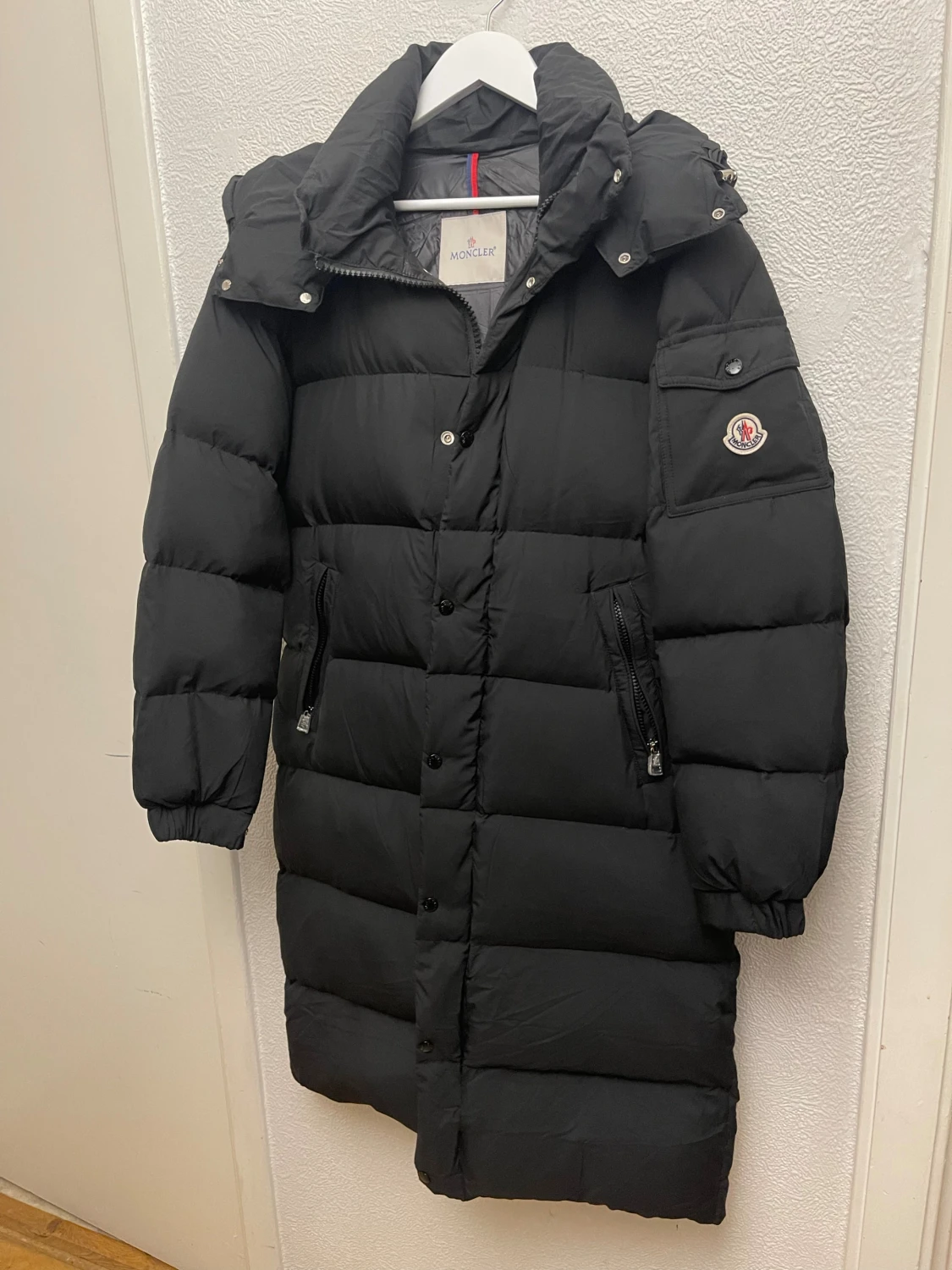Svart lång dunjacka från Moncler
