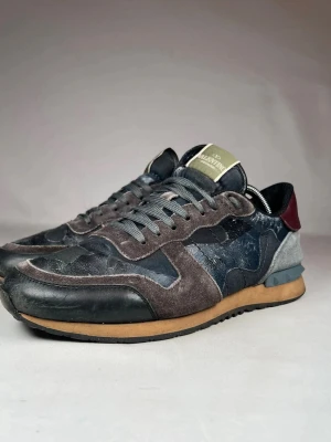 Valentino Rockrunner sneakers i mörka toner - Snygga Valentino Rockrunner, hör av er vid intresse