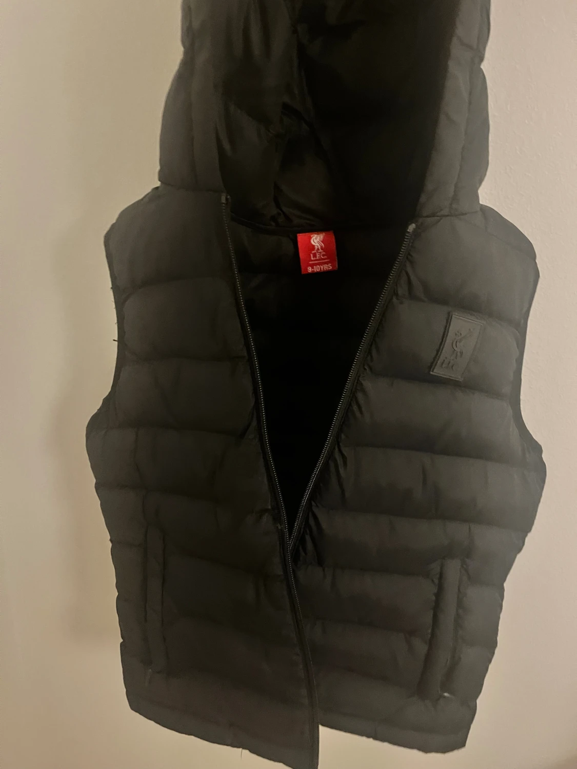 Svart dunväst från Liverpool FC
