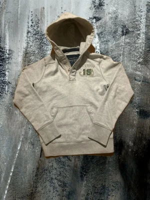Abercombie & fitch - Vintage hoodie med knappar och snygg design. Storlek 155-165 ungefär. Passformen är riktigt bra. Skriv vid fler frågor eller prisförslag. Skickar samma dag eller dagen efter!