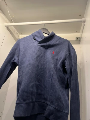 Ralph Lauren turtleneck  - Ren stilig ralph lauren turtleneck i storlek small missar en knapp därav det väldigt billiga priset 