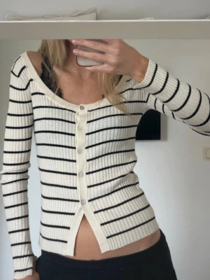 Randig ribbad kofta från Zara - Supersnygg ribbad kofta från Zara, storlek S. Knäpps framtill med beiga/vita knappar. Använd ett fåtal gånger!! Känns absolut som ny