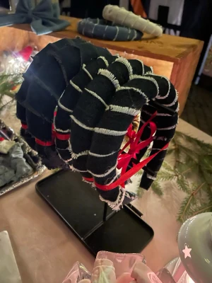 Diadem  - Vi i vårat uf företag tillverkar diadem i återanvändt jeans 