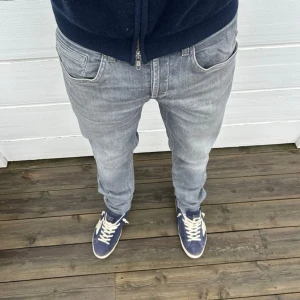 Dondup george grå 31 - Säljer dessa dondup jeans i storlek 31. Dem är i i princip nyskick utan tecken på användning. Skriv vid fler frågor eller bilder 